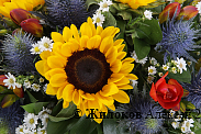 Композиция с подсолнухами Бархатный июль в кашпо