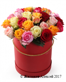 Букет Фламандская легенда (35 роз) в красной шляпной коробке